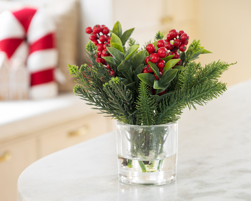 Berry, spruce and pinecone arrangement with faux water, 9'' - Image 2 - Décors Véronneau