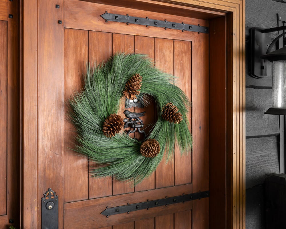 Couronne de pin artificiel et cocottes - Décors Véronneau