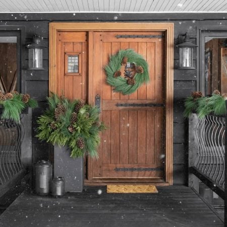 Artificial horsetail pine wreath with pinecones, 30'' - Décors Véronneau