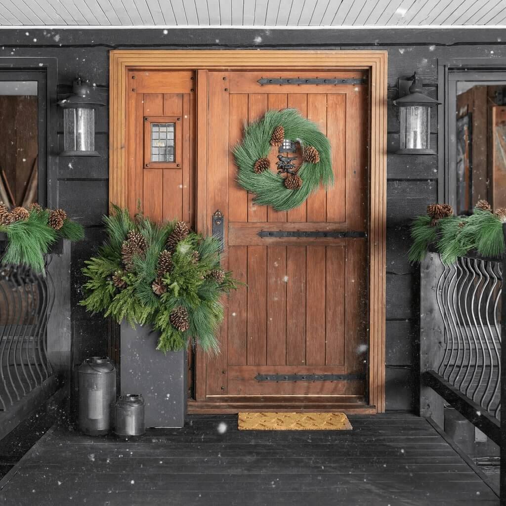 Décor porche de Noël avec couronne de pin - Décors Véronneau