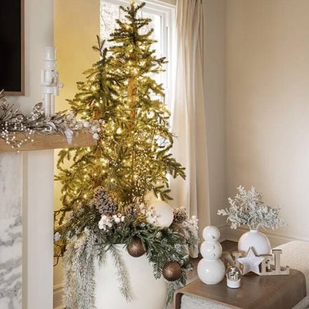 Artificial illuminated frosted Christmas tree, 4-6' - Décors Véronneau