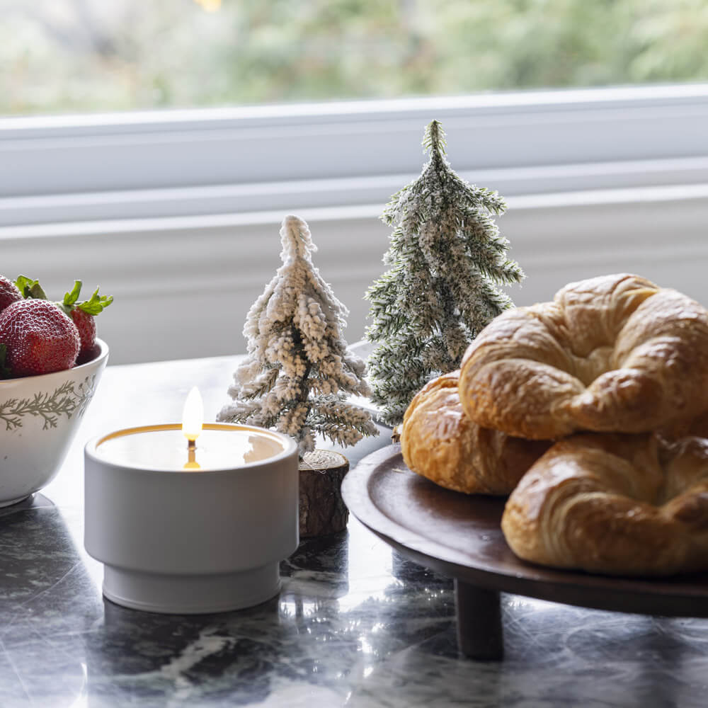 Bougie et petits sapins sur table de Noël - Décors Véronneau