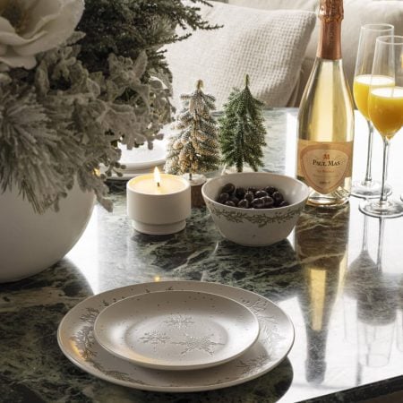 Small Christmas tree village decoration on wood log, 7,5'' - Décors Véronneau