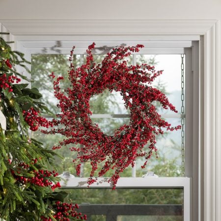 Artificial red berry wreath, 24'' - Décors Véronneau