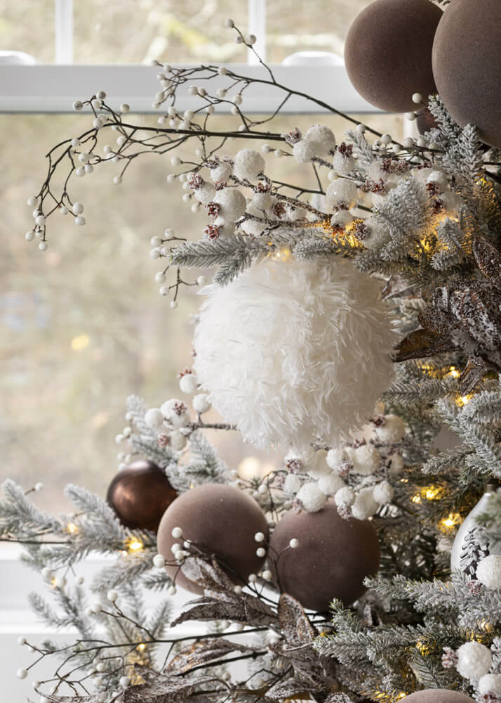 Boule de Noël en fausse fourrure blanche - Décors Véronneau