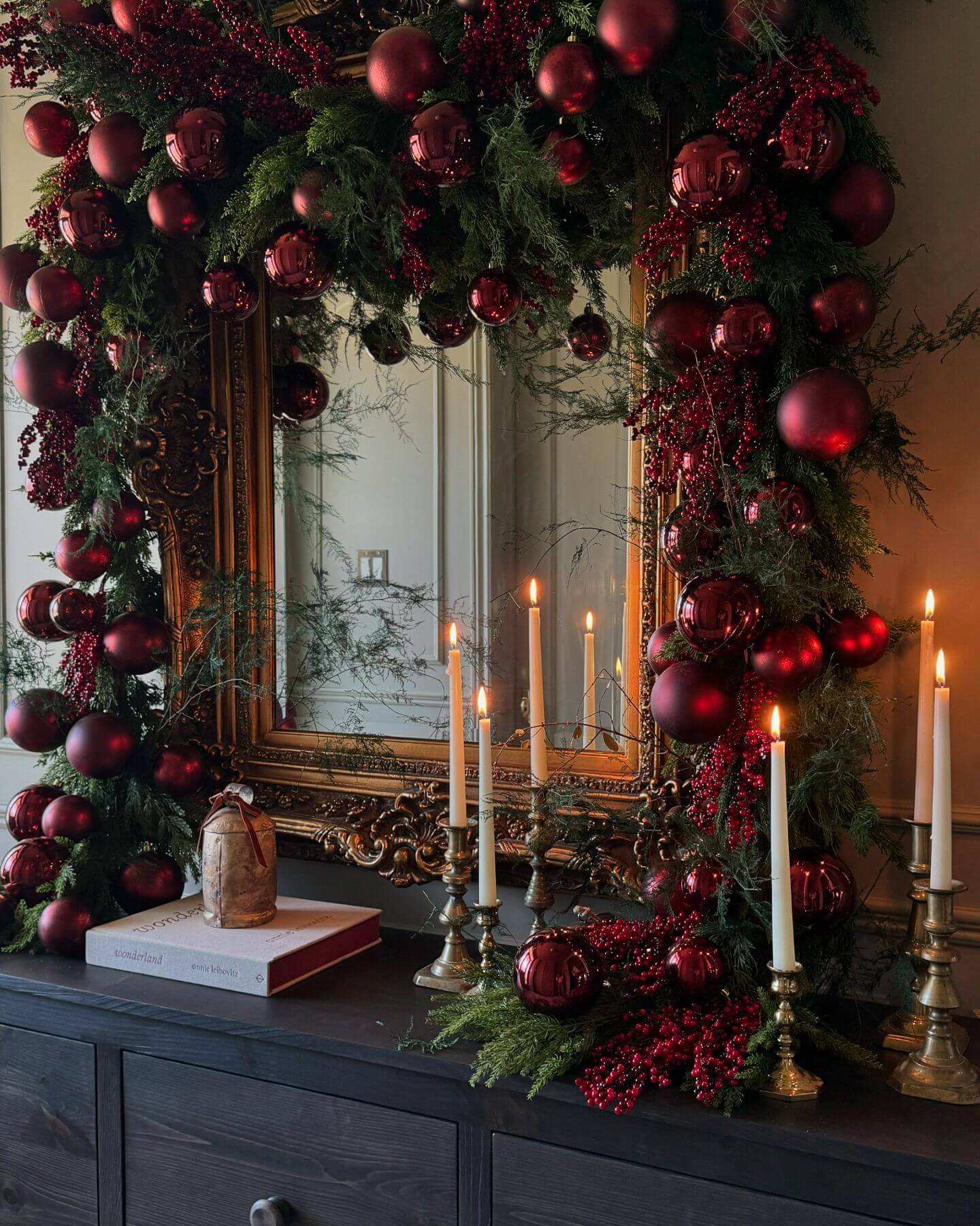Miroir avec guirlande boules de Noël bourgogne - Décors Véronneau