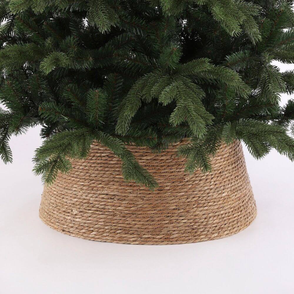 Cache-pied de sapin de Noël en jute avec ornements rouges et dorés et cadeaux - Décors Véronneau