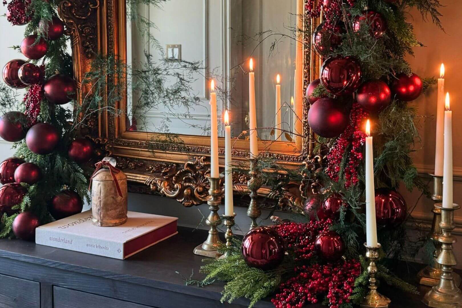 Décor de Noël console bourgogne et chandelles avec miroir - Décors Véronneau