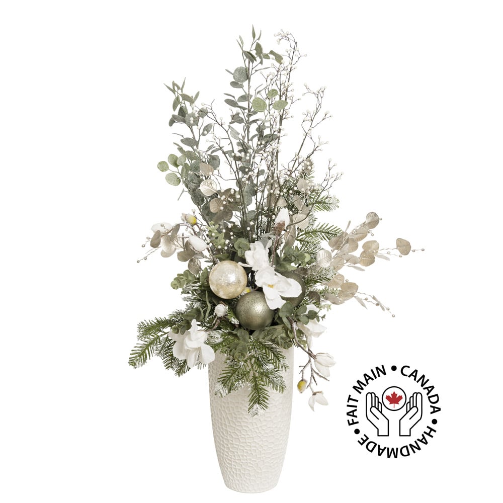 Grand arrangement de Noël au sol avec sapinage enneigé, baies et pot blanc - Décors Véronneau