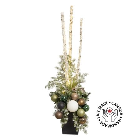 Arrangement extérieur de bouleaux et boules de Noël