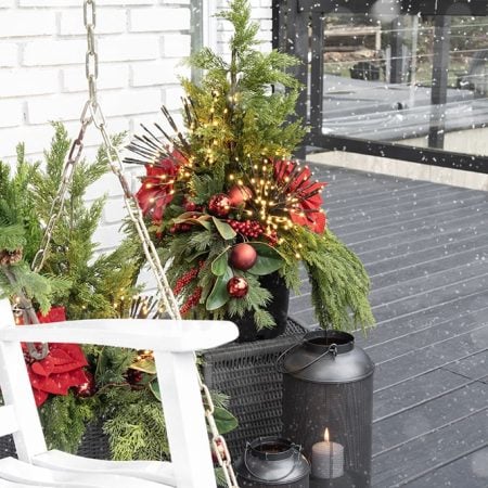 Red outdoor holiday floral arrangement - Décors Véronneau