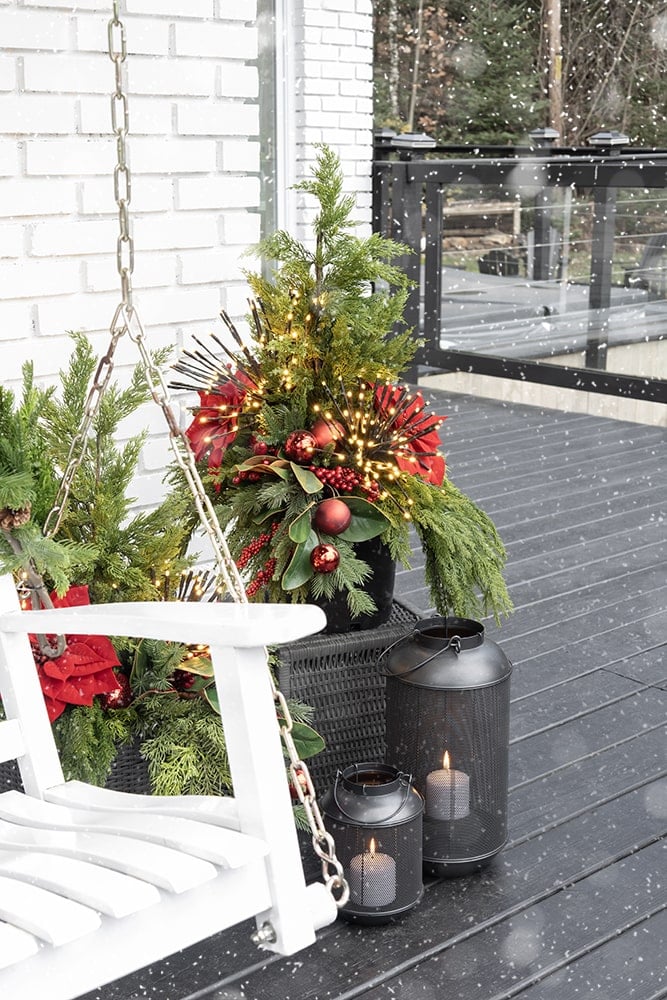 Composition florale de Noël extérieure rouge – Image 2 - Décors Véronneau