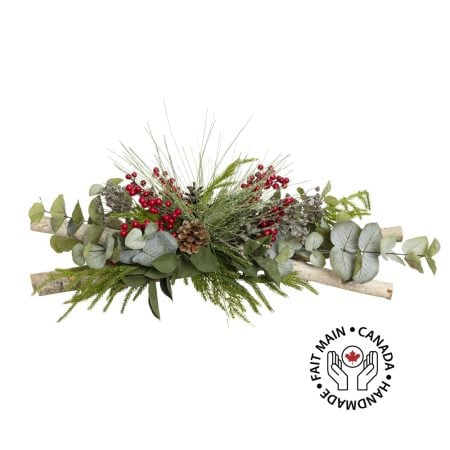 Centre de table de sapinage et baies rouges sur rondins