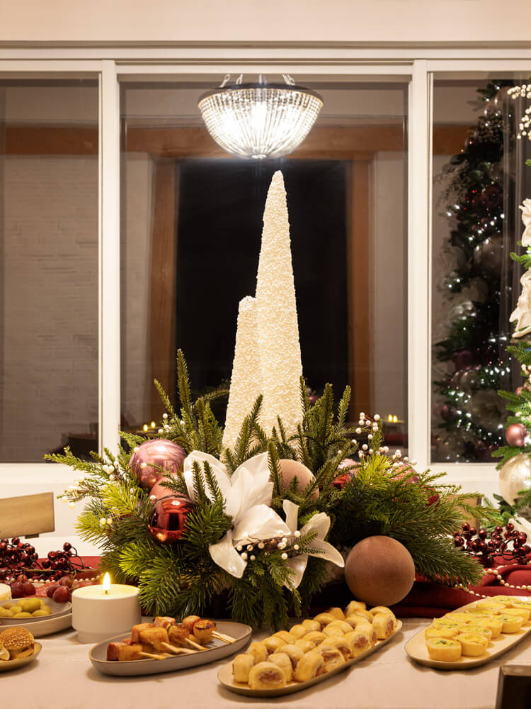 Centre de table de Noël avec sapins blancs - Décors Véronneau
