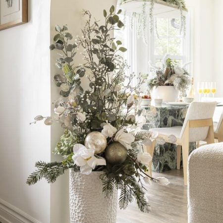 Tall modern white floor Christmas arrangement - Décors Véronneau