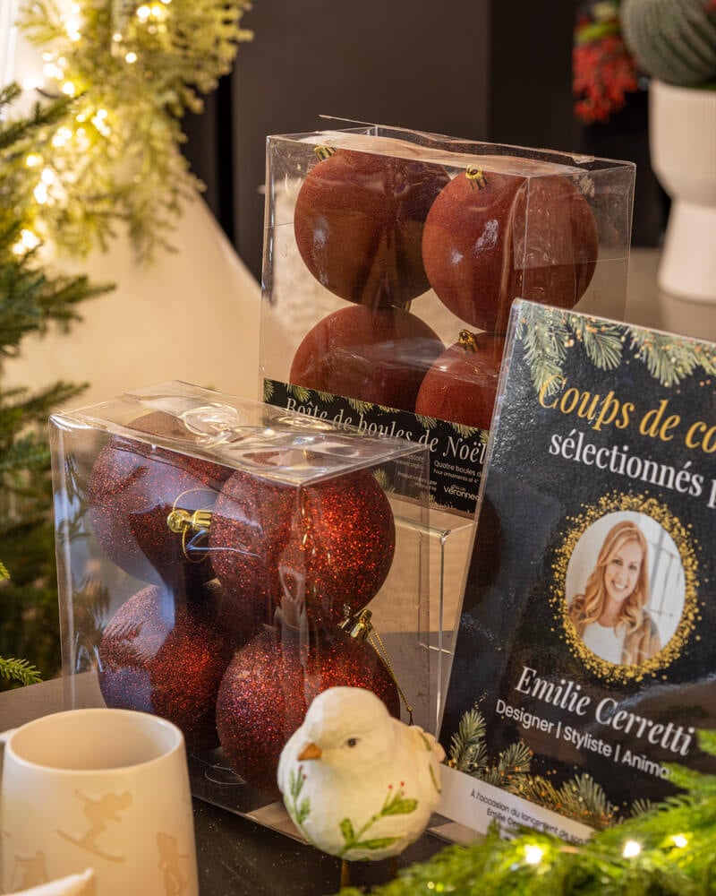 Boules de Noël en velours bourgogne et brillantes - Décors Véronneau