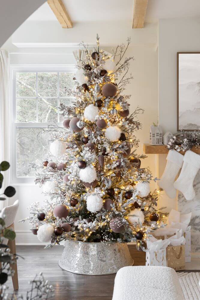 Sapin de Noël enneigé avec pied argent - Décors Véronneau