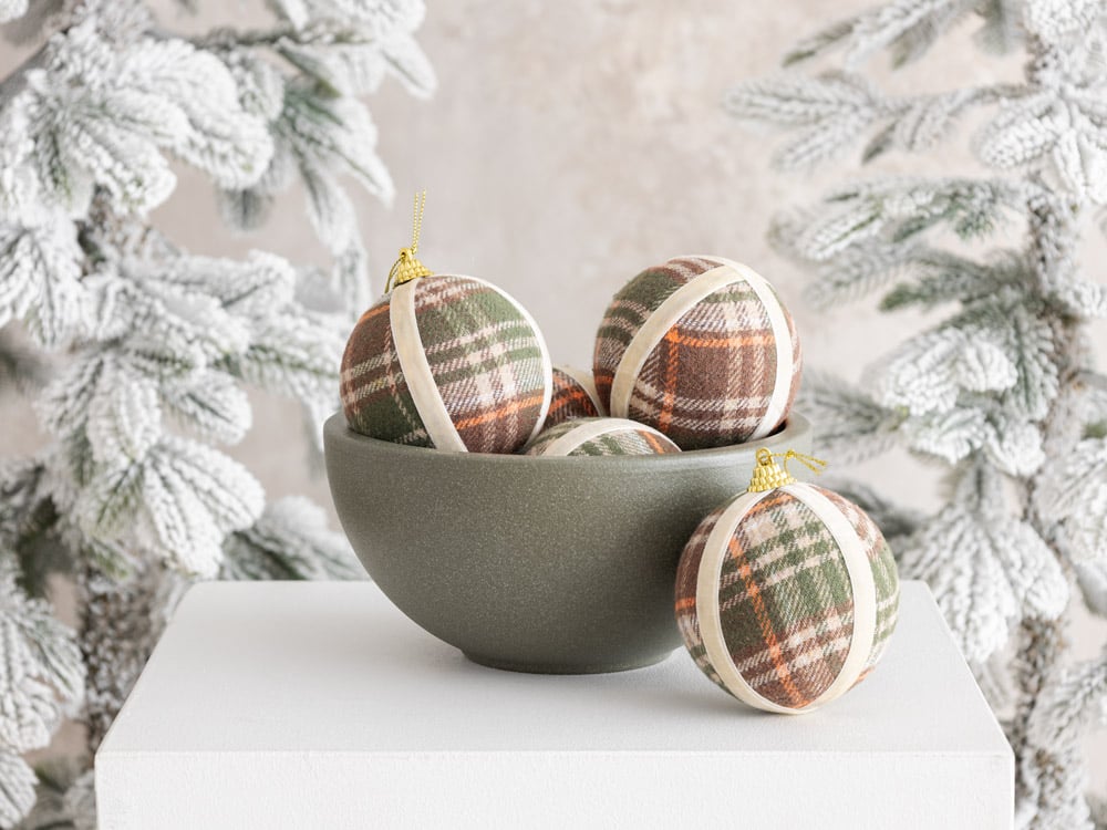 Plaid Christmas ornaments in a green decorative bowl - Décors Véronneau
