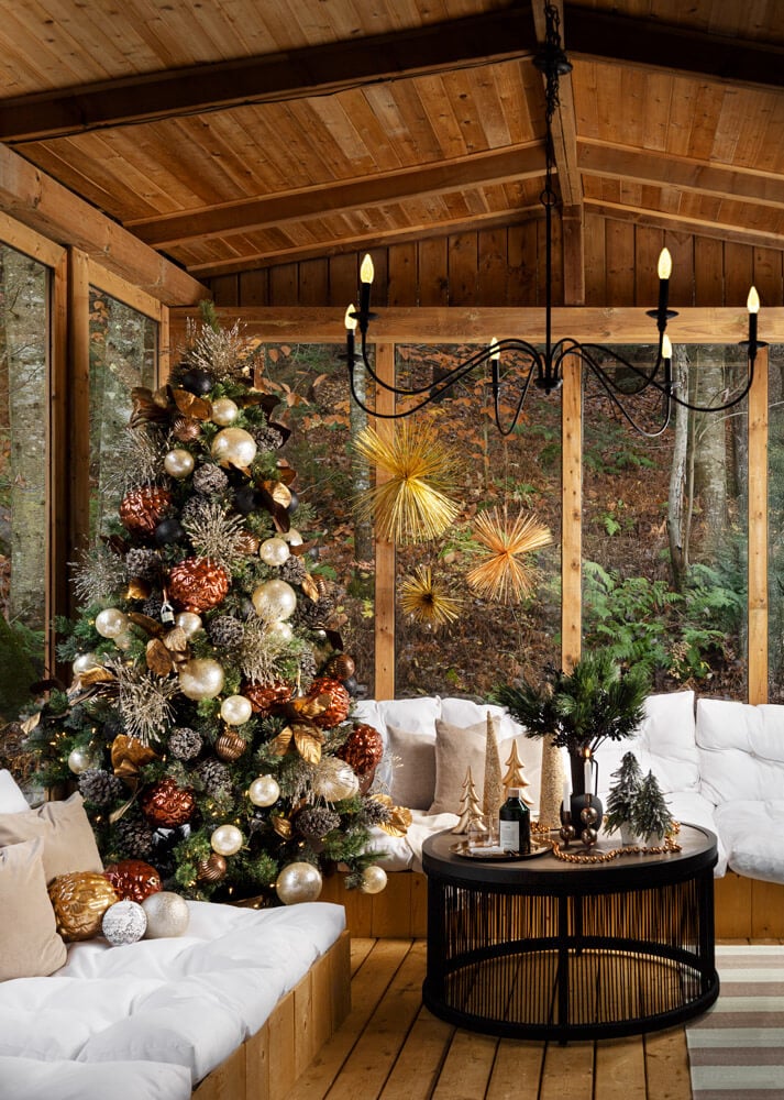 Broadway-style jazz Christmas décor with hanging stars - Décors Véronneau