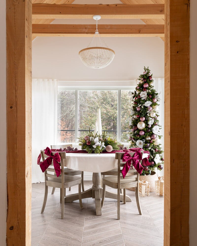 Sapin de Noël bourgogne avec boucles derrière chaise - Décors Véronneau