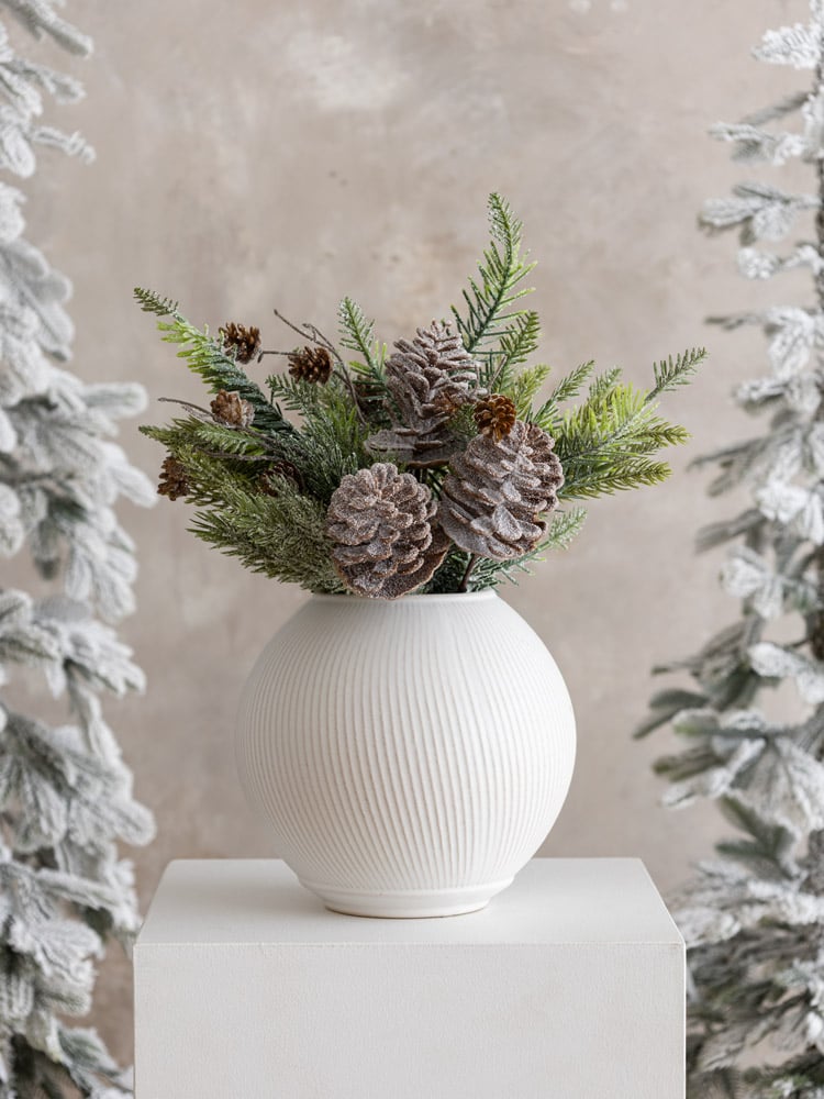 Pine and pinecone bouquet in a round white pot - Décors Véronneau