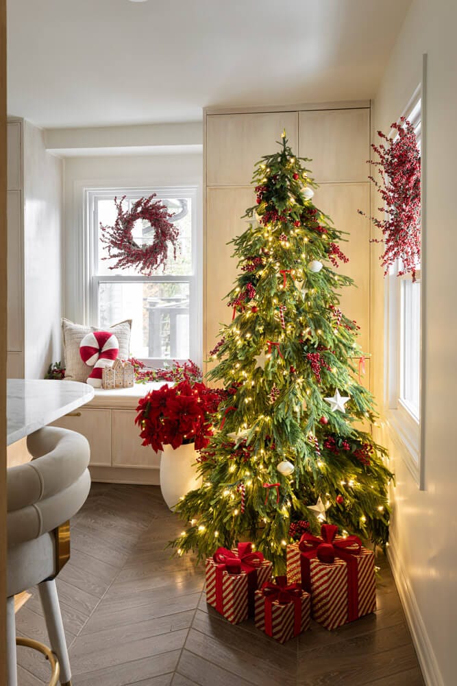 Sapin de Noël cyprès illuminé au toucher réel, 7,5-9' – Image 2 - Décors Véronneau