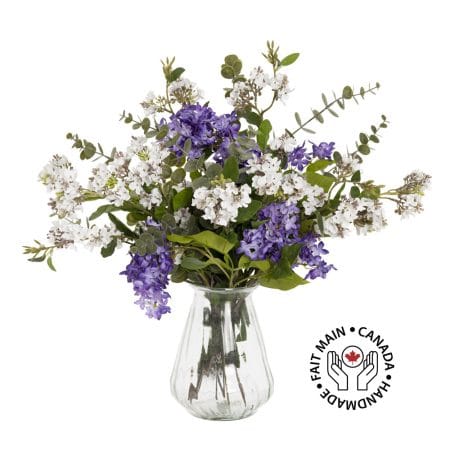 Bouquet de fleurs avec lilas mauve et eucalyptus en vase