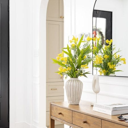 Arrangement de petites fleurs jaunes artificielles en vase - Décors Véronneau