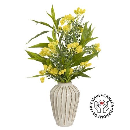 Arrangement de petites fleurs jaunes artificielles en vase