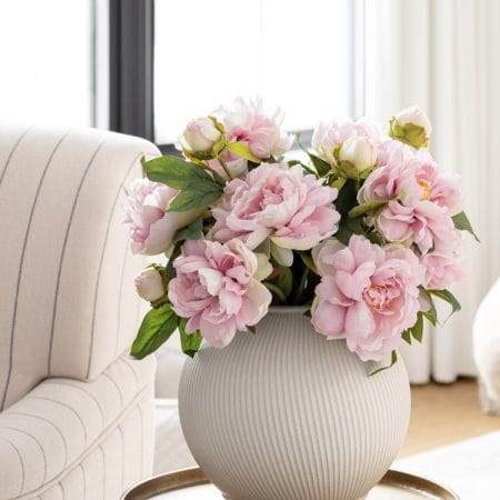 Bouquet de pivoines roses artificielles en vase rond blanc - Décors Véronneau