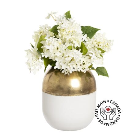 Arrangement de lilas blancs artificiels en vase doré