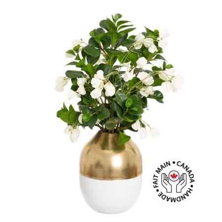 Arrangement de petites fleurs blanches et feuillage en vase doré