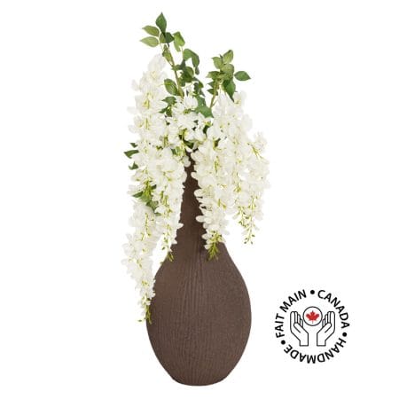 Arrangement floral de wisteria blanc en vase brun
