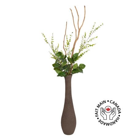 Grand arrangement de sol avec branches et feuillage en vase brun