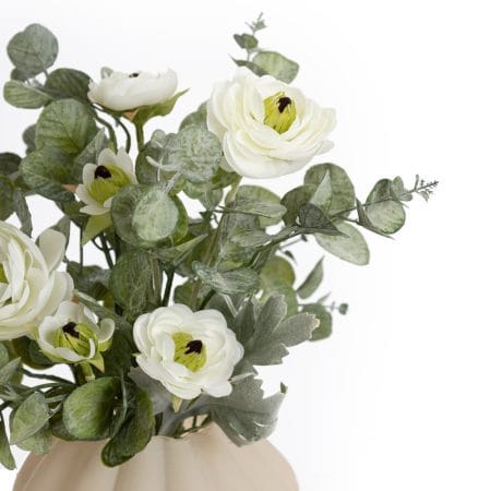 Small arrangement of white flowers and eucalyptus in a vase - Décors Véronneau