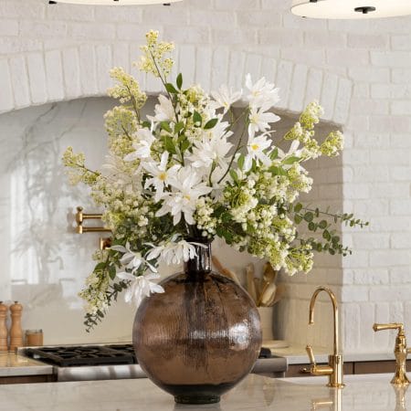 Grande composition de petites fleurs crème et feuillage en vase brun - Décors Véronneau
