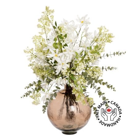 Grande composition de petites fleurs crème et feuillage en vase brun