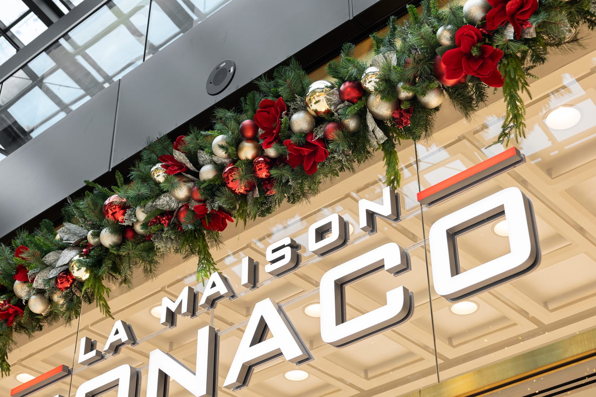 Guirlande de Noël géante aux couleurs traditionnelles - Décors Véronneau