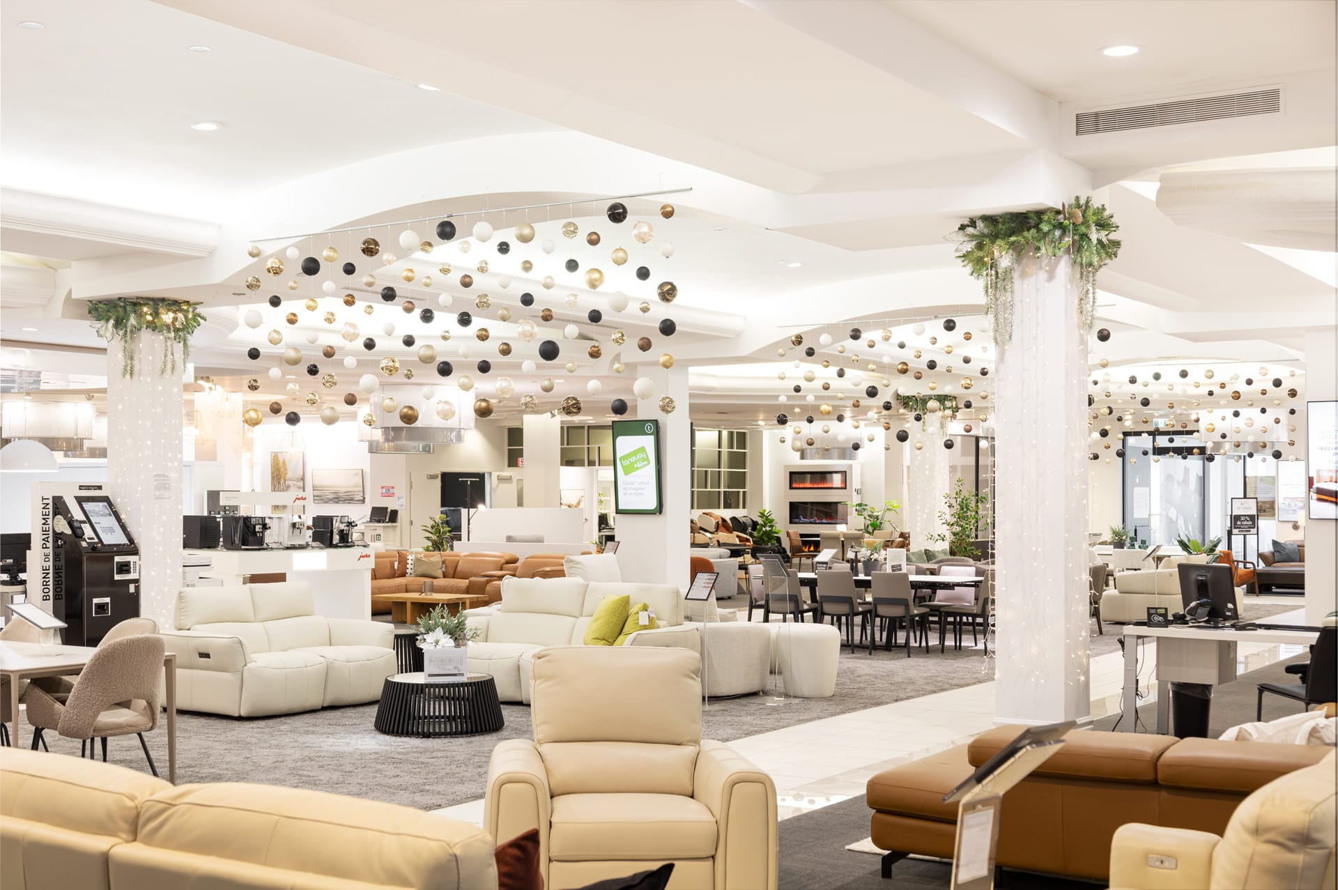 Magasin Maurice Tanguay Signature décoré pour Noël - Décors Véronneau