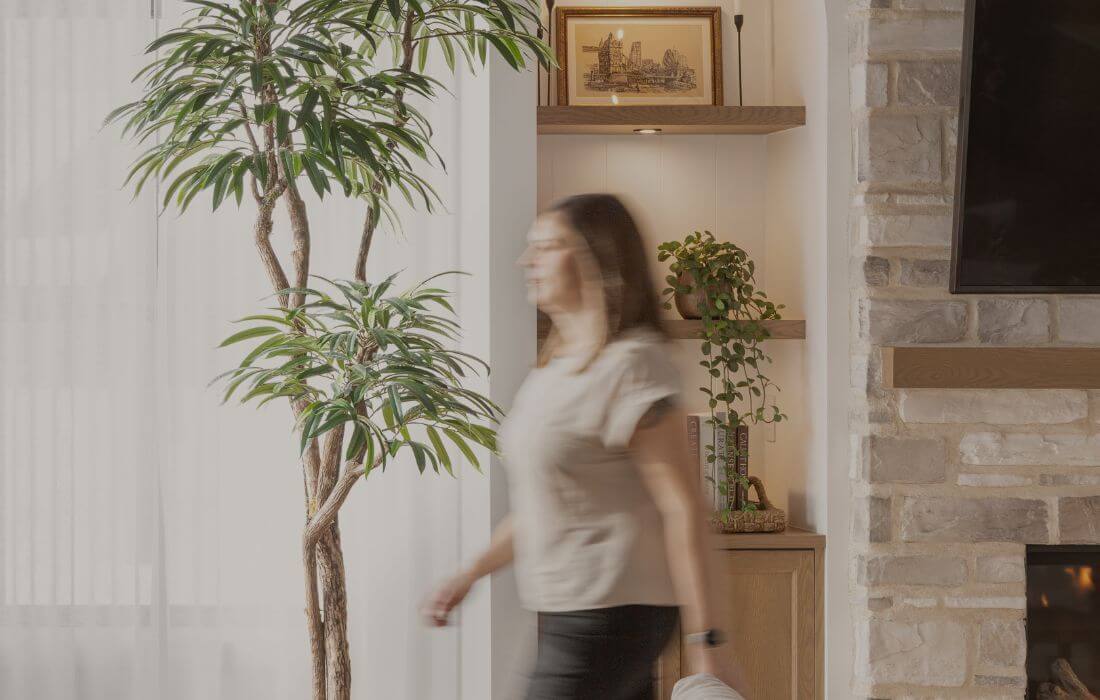 Femme dans un décor intérieur avec arbre artificiel - Décors Véronneau