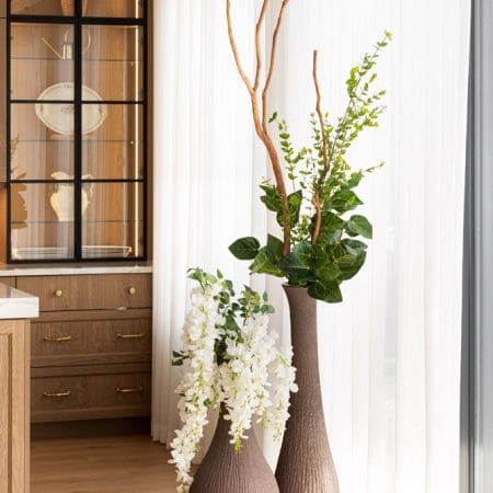 Arrangement floral de wisteria blanc en vase brun - Décors Véronneau