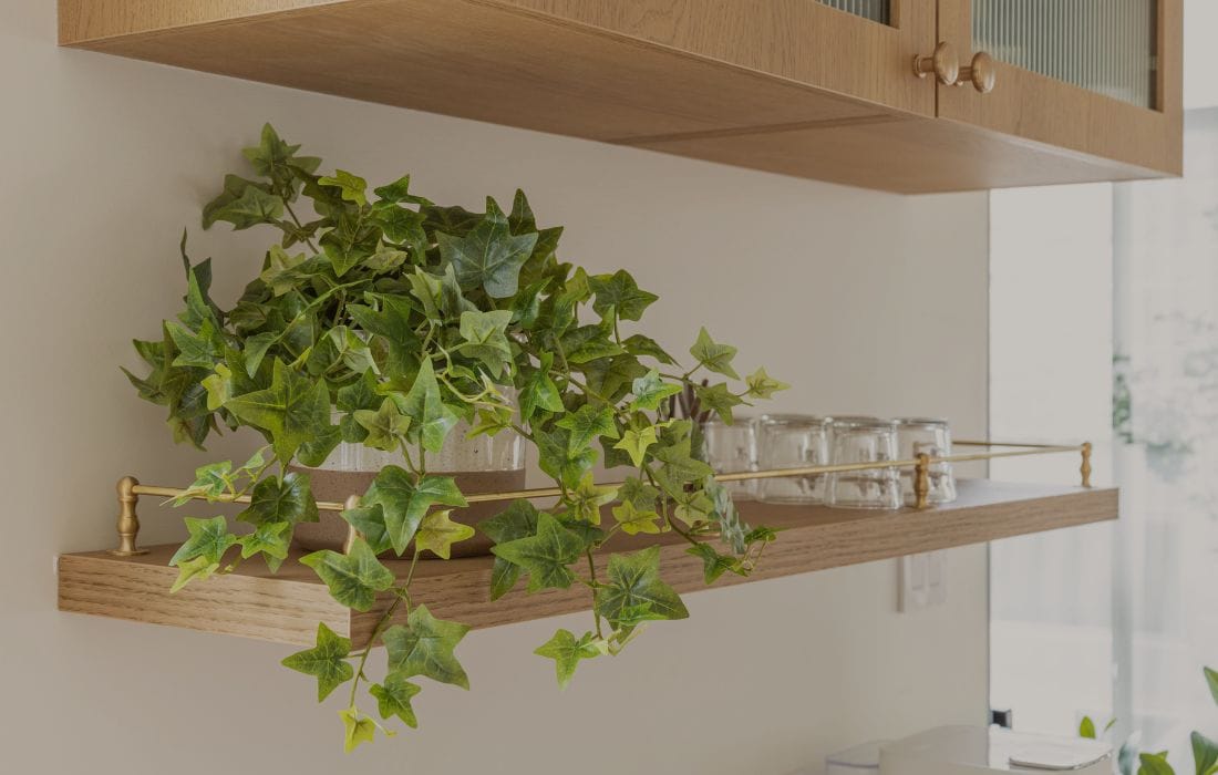 Plante retombante artificielle de lierre sur tablette - Décors Véronneau
