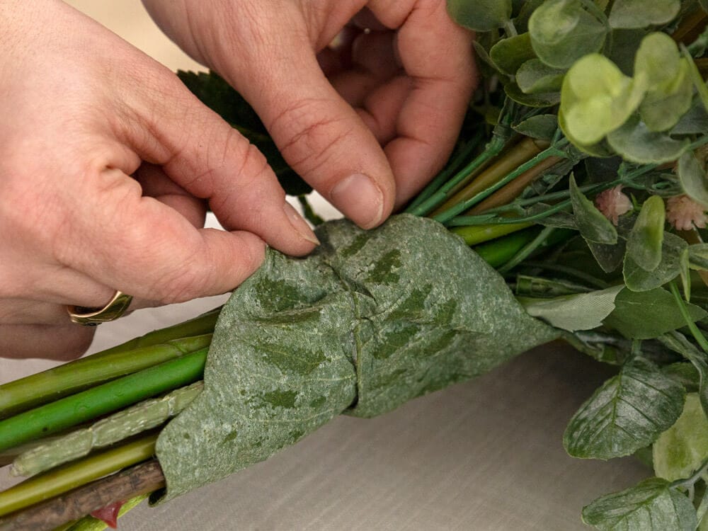 Feuille enroulée autour des tiges artificielles - Décors Véronneau