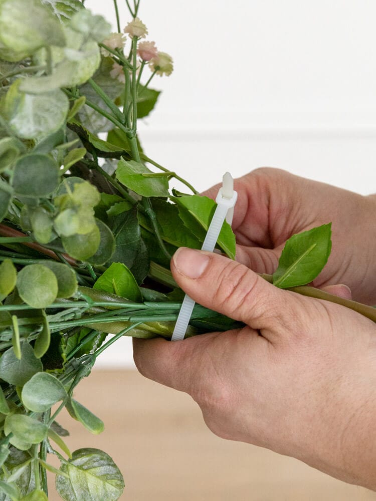 Attache en plastique pour fixer un bouquet de fleurs - Décors Véronneau
