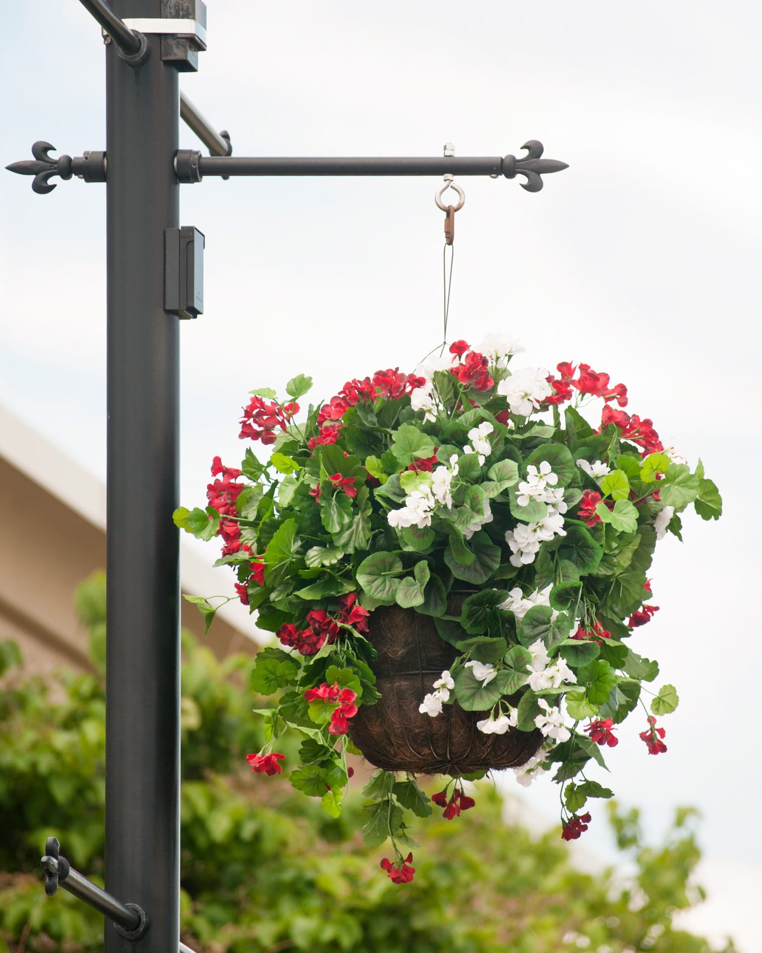 Panier suspendu de fleurs artificielles pour villes - Décors Véronneau