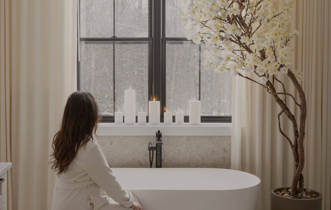 Décor cocooning avec un arbre de cerisier dans une salle de bain et bougies - Décors Véronneau