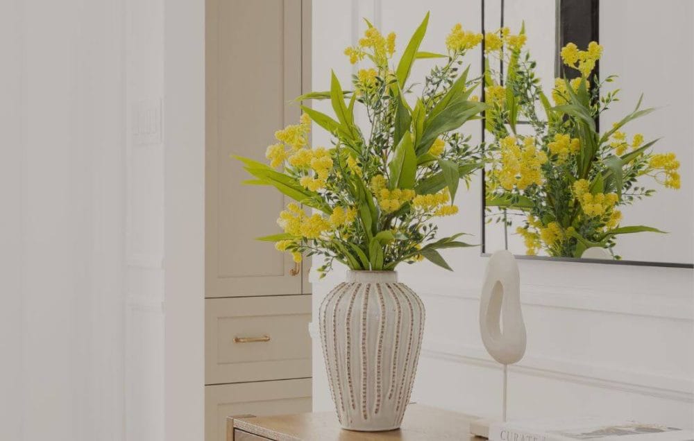 Fleurs jaunes artificielles en vase - Décors Véronneau
