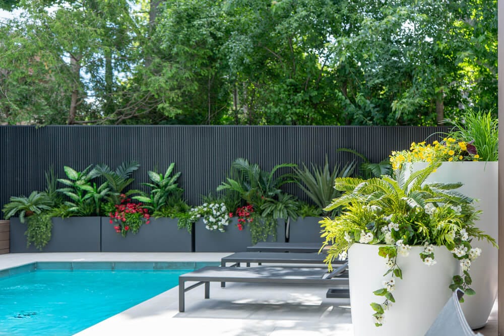 Piscine avec fleurs naturelles et plantes artificielles - Décors Véronneau