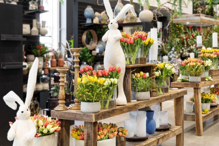 Décorations de printemps lapins en magasin et tulipes - Décors Véronneau