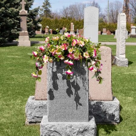 Couvre-épitaphe artificiel de pétunia rose et jaune - Décors Véronneau